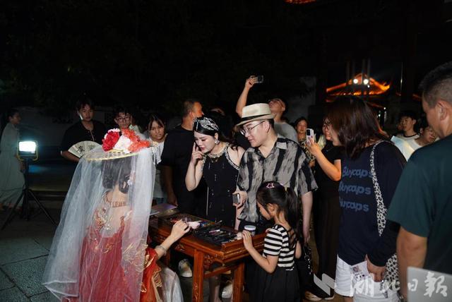 黄鹤楼前送祝福，七夕良缘共此时