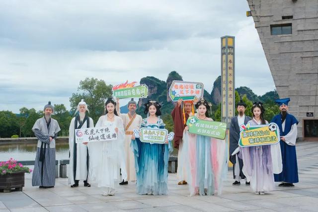 一脚踢出神仙舞！龙虎山限定「白+黑」仙侠奇旅，竹筏观演、赣超联票福利全放送！