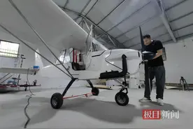 在农田里造飞机的朱士全：初中毕业自学研发，14年造了18架飞机图片