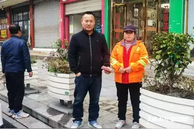 万山环卫女工拾金不昧，捡3400元现金归还失主图片