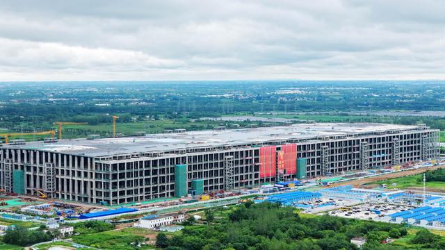 合肥国显550亿元新型显示项目在新站封顶 总面积与北京故宫相当