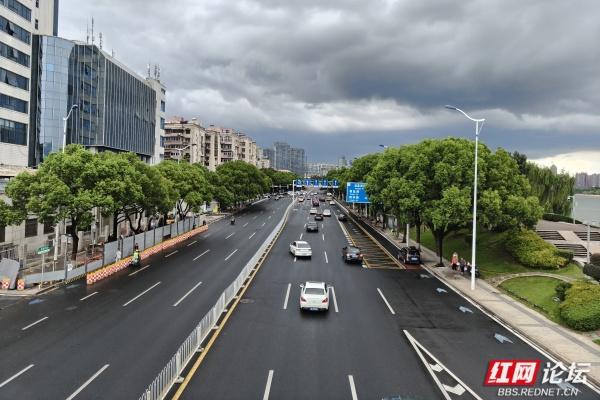 漫步湘江景：城市景观的明暗写意画