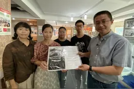 沉没80年后 “里斯本丸”事件后代互赠画作图片
