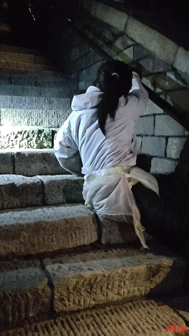 对话登顶泰山的高位截瘫女孩：一手抓朋友膝盖一手抓地攀爬，完成对心中那座山的翻越