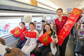京津城际上，“共青团号”的十二时辰图片