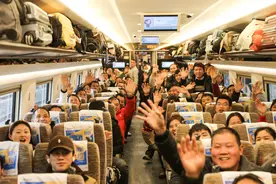 铜仁市566名务工人员乘专列返岗复工图片