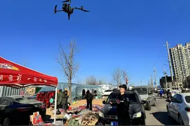 【新警察故事】乡村大集上飞来无人机“宣传员”图片