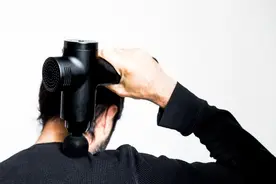 用了“网红”筋膜枪，24岁小伙像被“揍”了，越打越痛图片