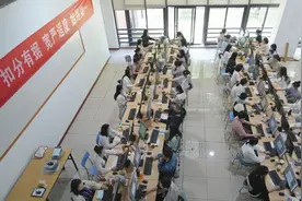 直击浙江高考阅卷现场！195万余份试卷这样打分→图片