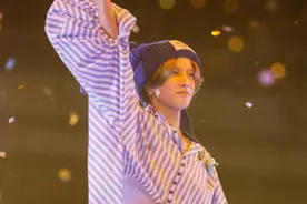 华晨宇为歌迷发“相聚变得更陌生”奖：不要低头玩手机图片