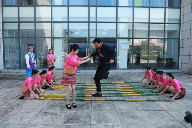 人民网多语种记者走进白沙 感受茶文化与黎族风情魅力