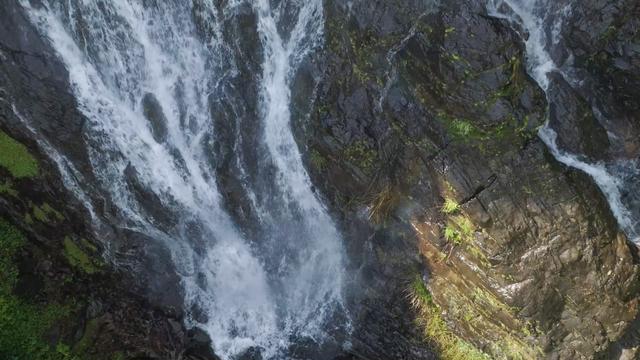 大山藏飞瀑