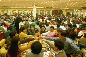 吉雪萍在她的餐厅吃大王蛇，30年后，曾经的黄河路老板娘没空看《繁花》图片