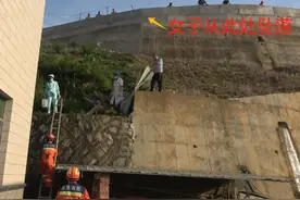 70岁大爷骑摩托带爱妻走盘山路，妻子意外坠坡受伤图片