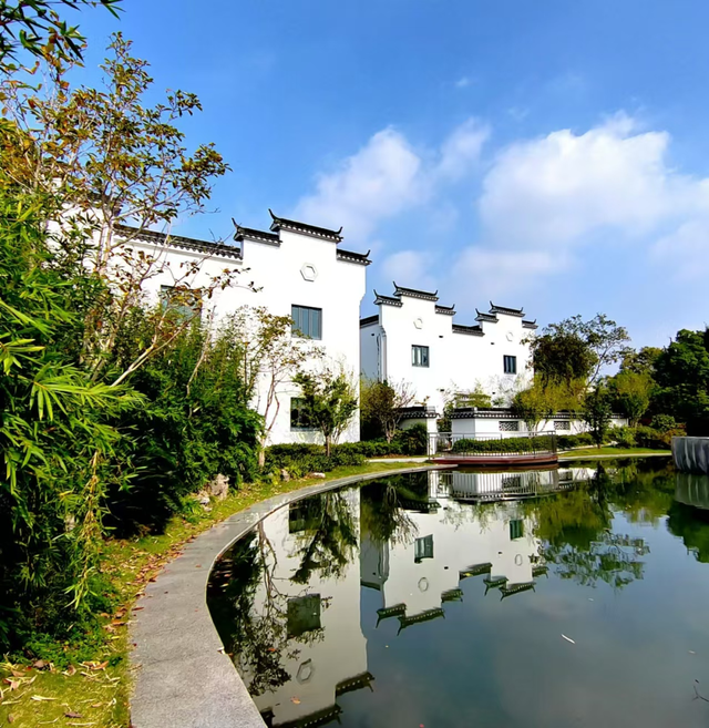 这条贯穿长宁东西部的公交，串联这么多游玩的打卡地→【乘巴士游长宁】