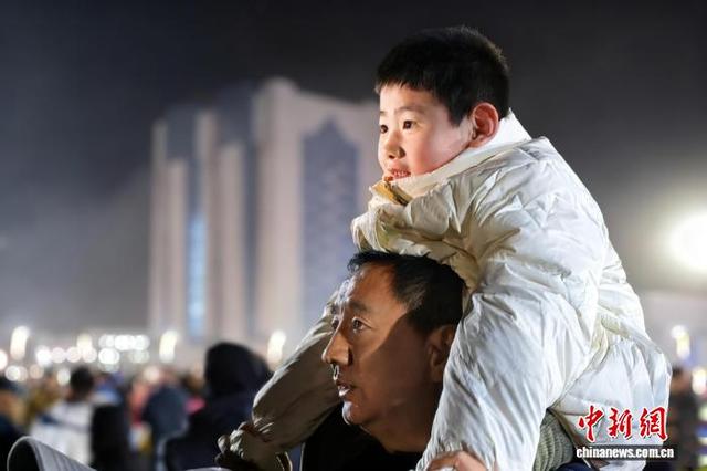 神舟二十一号升空 航天迷现场见证“宇宙级浪漫”