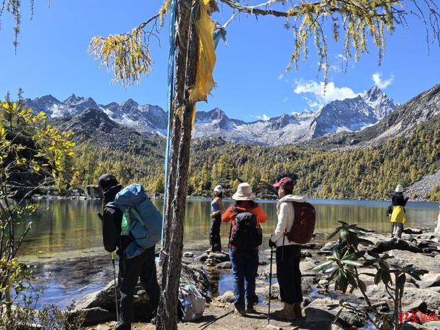 川西登山徒步乱象调查：山高路险！有团队未带食物，报警多是迷路