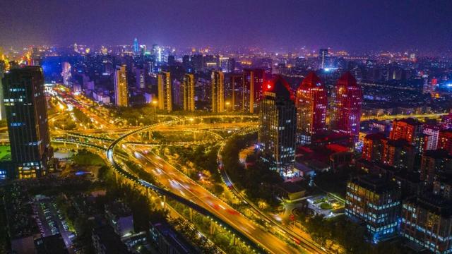 后来我走过了很多路，再没见过经十路那样的路