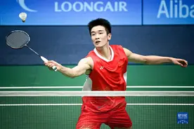 羽毛球——男子单打：中国选手李诗沣夺冠图片