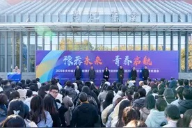 气氛热烈，双向奔赴！郑州师范学院举行2025届毕业生冬季双选会图片