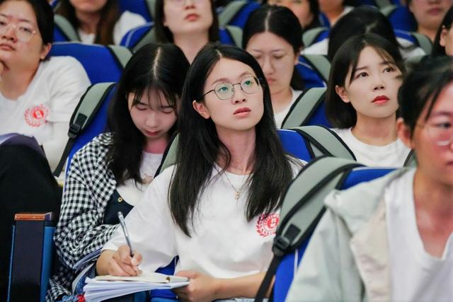 陈学东院士为2025荆楚新教师讲授《人形机器人及具身智能》