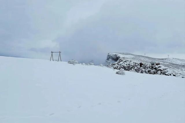 鲁甸之巅现绝美冰雪仙境！小雪至，雪满峰峦
