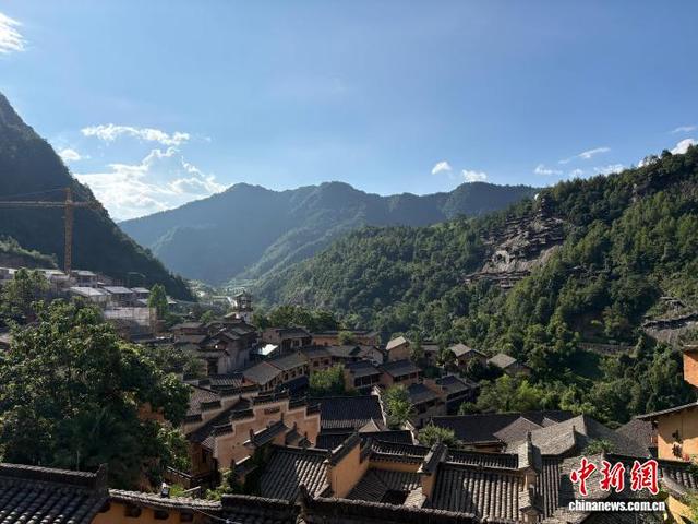 （走进中国乡村）从废弃矿区到“天上宫阙” 江西“仙侠山谷”引客来