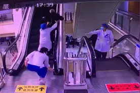 惊险！老人就医期间腿脚发软险从电梯上摔倒，她扔下手里的东西飞奔上去图片