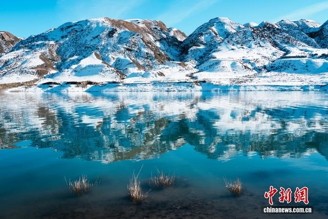 银装素裹！冰蓝湖水邂逅洁白雪峰