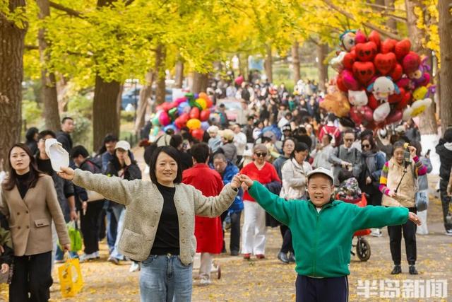 青岛八大关，乌泱泱的人为一件事而来！一款“魔法帽”火了！现场照片→