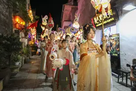 安徽黟县：中秋奇妙夜 古村闹花灯图片