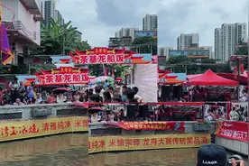 叠滘龙船惊险漂移  八方市民围观河岸喝彩图片