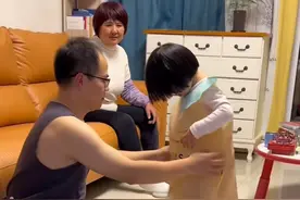 4.9万点赞7000多评论2.4万转发，做马面裙的爸爸火了！从小就是带娃主角……图片