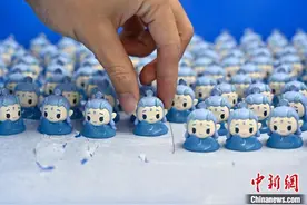 广东东莞潮玩企业赶工生产《哪吒2》周边产品图片