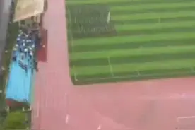 大雨滂沱中，老师打伞围观学生军训图片