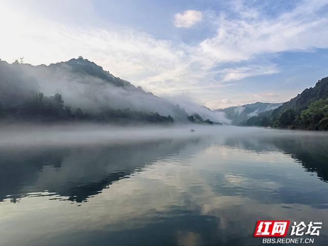 【每日一图@湖南】未醒的天，轻纱般的雾，温柔了整条资兴小东江