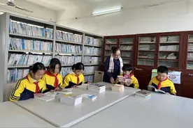 幼儿园小朋友卖力“吆喝”义卖，为农村小学丰富图书室藏书图片
