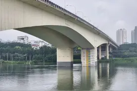 今年首次！邕宁枢纽工程开闸泄洪图片