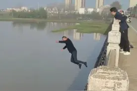 “我会游泳！”63岁孝感爹爹纵身一跃，救人！图片