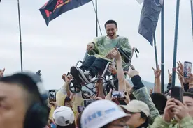 轮椅男孩被高高举起，众人托起的是向善的力量！图片