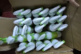 上海老人花6万买了20箱洗洁精，警方介入后，上门免费保洁团伙落网图片