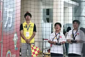 科技点亮梦想！无人机也能“踢足球”图片