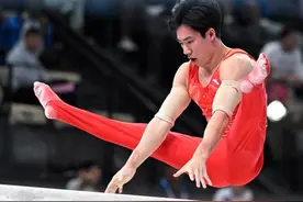 张博恒、肖若腾分获巴黎奥运会体操男子个人全能银、铜牌图片