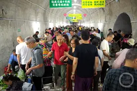 重庆“背篓菜市”背后，18个防空洞的80年图片