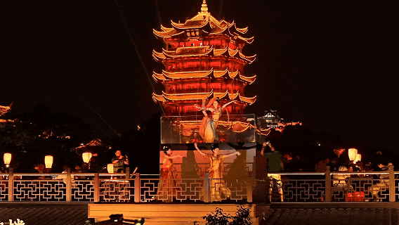 武汉人太会了！烧烤店抬头就是黄鹤楼