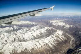 航班严重颠簸旅客惊叫连连 专家说可抱大腿视频封面