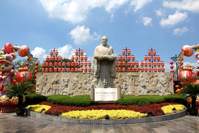 河南开封：游客游览清明上河园