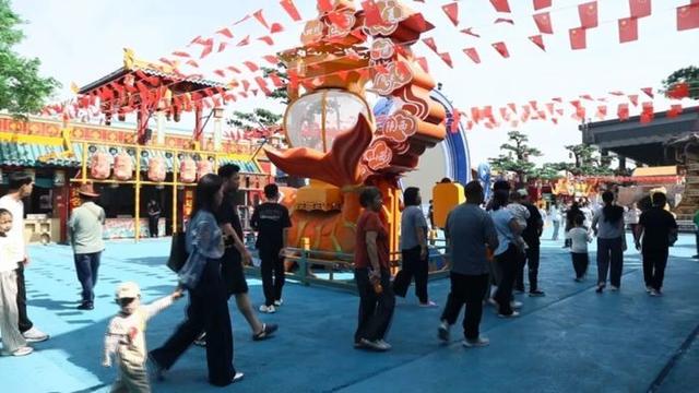 国庆首日，济阳“九曲黄河万里情”景区火爆迎客，红旗飘飘点燃家国情怀