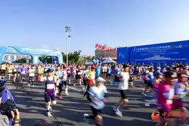 2025兰州马拉松图集报道：黄河之畔，4万跑者共绘亚高原激情画卷图片