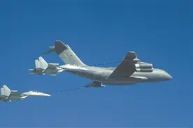 空军航空兵某旅组织空中加油训练图片